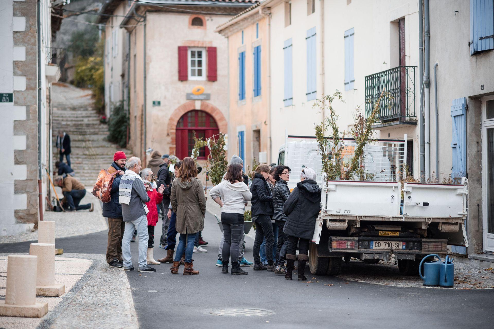 Saint-Michel-de-Lanès investit les pieds de murs pour rafraîchir ses rues