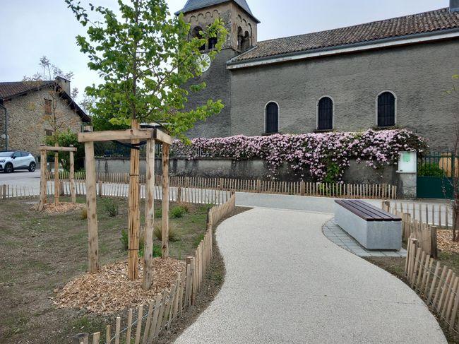 La place de l'Église de Champagnier, site exemplaire du Plan Canopée grenoblois