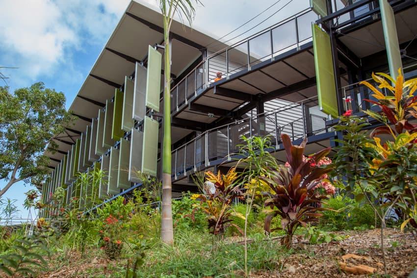 À Bouéni, un collège bioclimatique construit en filière sèche 